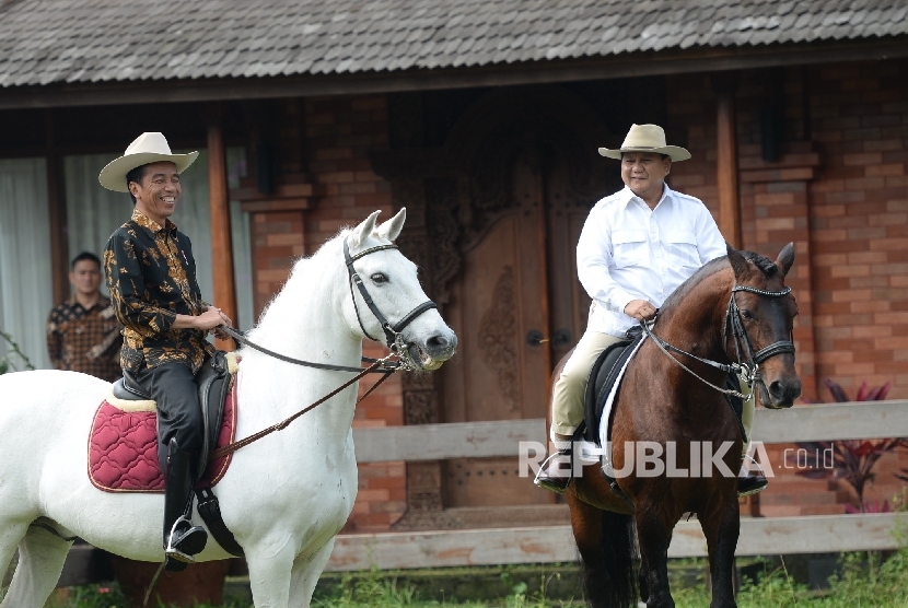  Presiden Joko Widodo (kiri) menunggang kuda bersama Ketua Umum Gerindra Prabowo Subianto di kediaman Prabowo, Padepokan Garuda Yaksa, Hambalang, Jawa Barat, Senin (31/10).(Republika/Wihdan)