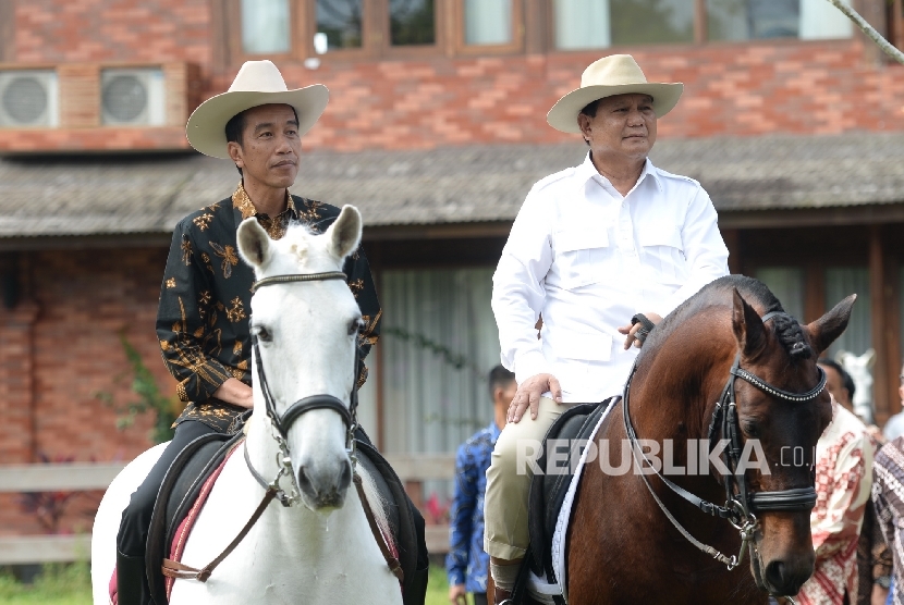 Presiden Joko Widodo (kiri) menunggang kuda bersama Ketua Umum Gerindra Prabowo Subianto di kediaman Prabowo, Padepokan Garuda Yaksa, Hambalang, Jawa Barat, Senin (31/10). 