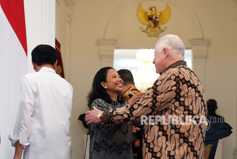 Presiden Joko Widodo (kiri) menyaksikan Menteri BUMN Rini Soemarno menyalami CEO Freeport McMoRan Richard Adkerson (kanan) seusai memberikan keterangan terkait pelunasan divestasi PT Freeport Indonesia di Istana Merdeka, Jakarta, Jumat (21/12/2018). 