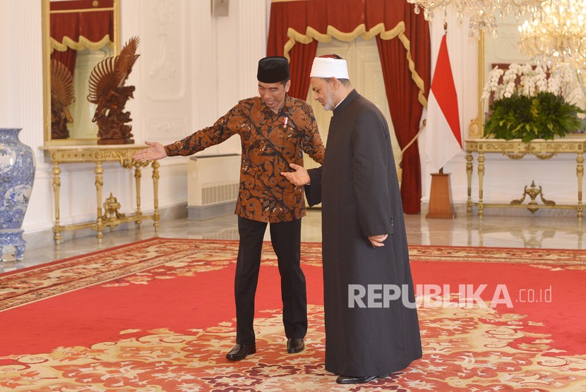 Presiden Joko Widodo (kiri) menyambut Imam Besar Al Azhar Muhammad Ath-Thayyib sebelum melakukan Veranda Talk di Istana Merdeka, Jakarta, Senin (30/4). 