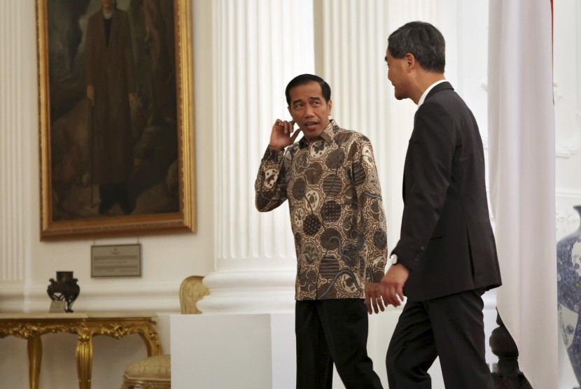 Presiden Joko Widodo (kiri) menyambut Kepala Eksekutif Daerah Administrasi Khusus Hong Kong, CY Leung (kanan) saat kunjungan kerja membahas kerjasama investasi di Istana Merdeka, Jakarta, Kamis (17/9). 