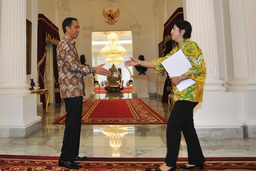 Presiden Joko Widodo (kiri) menyambut Ketua Panitia Seleksi pimpinan Komisi Pemberantasan Korupsi (KPK) Destry Damayanti (kanan) di Istana Merdeka, Jakarta, Selasa (14/7). 