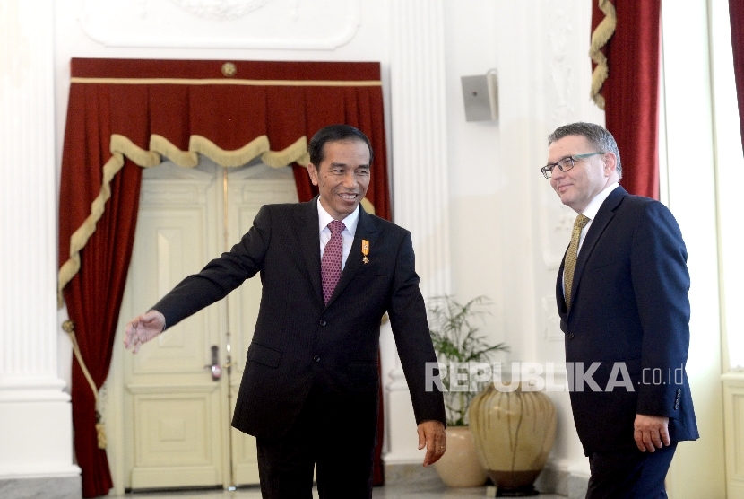 Presiden Joko Widodo (kiri) menyambut kunjungan kehormatan Menteri Luar Negeri Republik Ceko Lubomir Zaoralek di Istana Merdeka, Jakarta, Kamis (25/2). 
