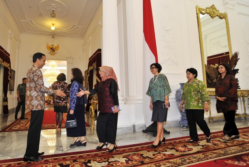 Presiden Joko Widodo (kiri) menyambut Panitia Seleksi pimpinan Komisi Pemberantasan Korupsi (KPK) di Istana Merdeka, Jakarta, Selasa (14/7).