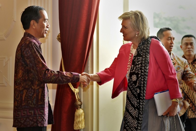 Presiden Joko Widodo (kiri) menyambut Putri Astrid dari Kerajaan Belgia (kanan) saat kunjungan kehormatan di Istana Merdeka, Jakarta, Selasa (15/3).