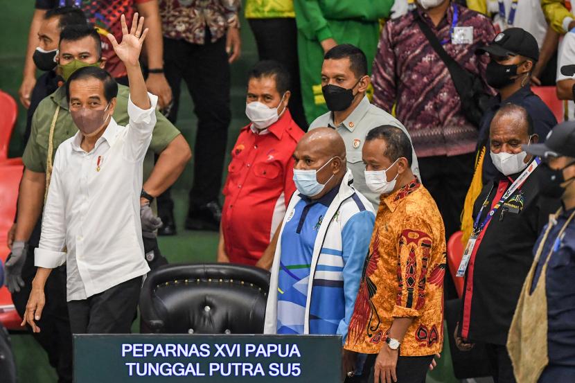 Presiden Joko Widodo (kiri) menyapa atlet Peparnas dan penonton saat berkunjung di Gor Cendrawasih, Jayapura, Papua, Sabtu (13/11/2021). Presiden Joko Widodo berkesempatan untuk mengunjungi venue judo dan bulu tangkis sebelum akhirnya menutup Peparnas Papua di Stadion Mandala.