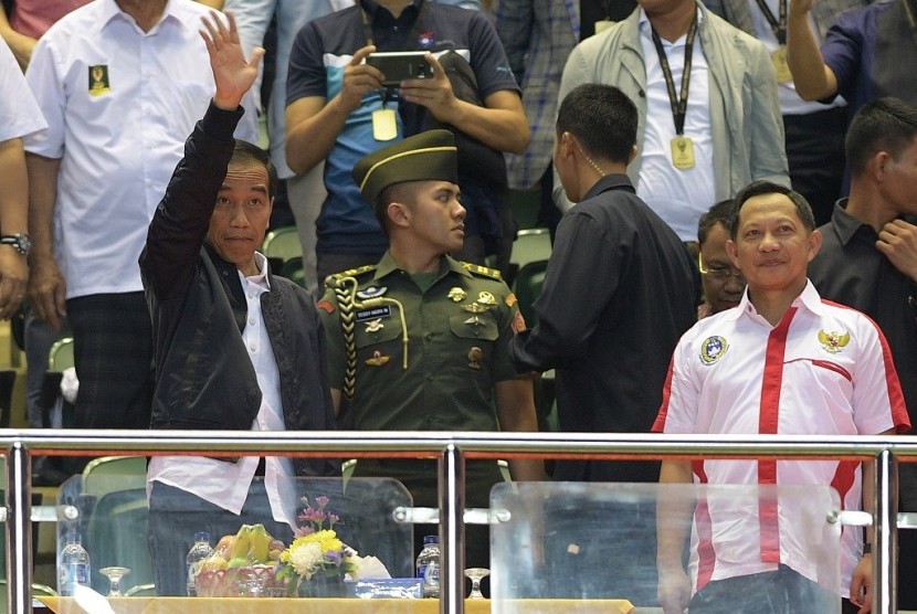 Presiden Joko Widodo (kiri) saat menyaksikan final Piala Presiden 2017 di Stadion Pakansari, Bogor, Ahad (12/3).