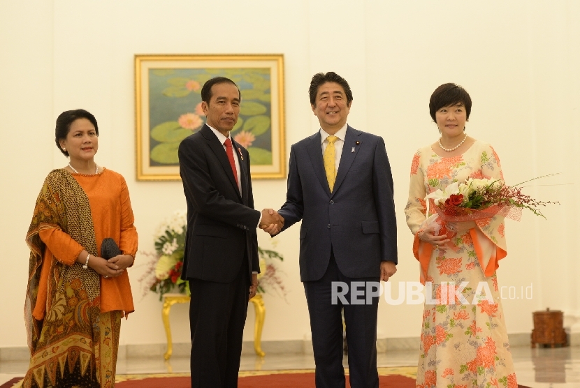 Japanese Prime Minister Shinzo Abe shook hands with President Joko Widodo accompanied by first ladies of the two countries in a state visit at Bogor Palace, West Java on Sunday (Jan 15)