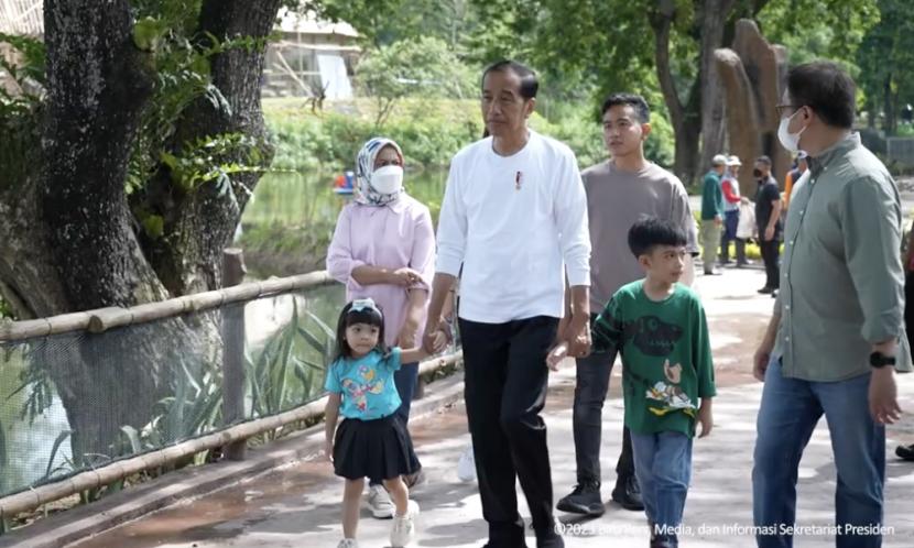 Presiden Joko Widodo kunjungi Solo Safari, Solo, Jawa Tengah. Menteri BUMN Erick Thohir menyatakan membaiknya kondisi perekonomian nasional tidak terlepas dari kebijakan gas dan rem yang diambil Presiden Jokowi dalam menangani pandemi Covid-19.