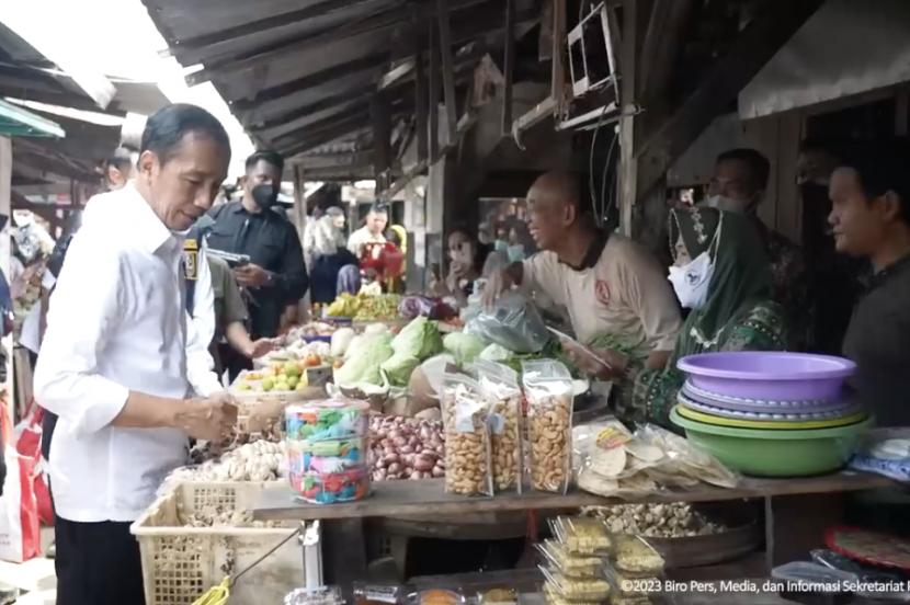 Presiden Joko Widodo lakukan peninjauan di Pasar Sambonggede, Tuban. Survei tingkat kepuasan terhadap kinerja Jokowi berdasarkan survei LSI, 76,8 persen.