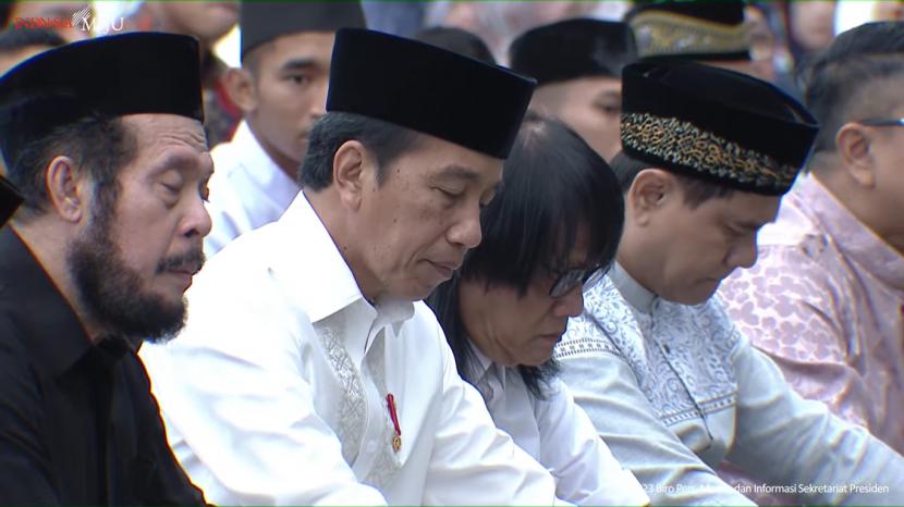 Presiden Joko Widodo melaksanakan shalat Idul Adha 1444 Hijriyah bersama warga di Halaman Gedung Agung atau Istana Negara Yogyakarta, Kota Yogyakarta, Kamis (29/6/2023).