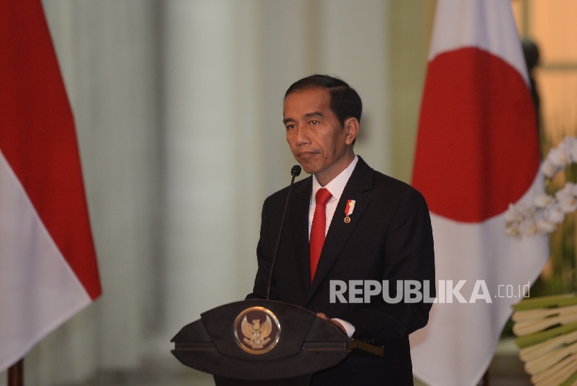 President Joko Widodo hold a press conference ager bilateral meeting with Japan Prime Minister Shinzo Abe at the Bogor Palace, West Java on Sunday (January 15). 