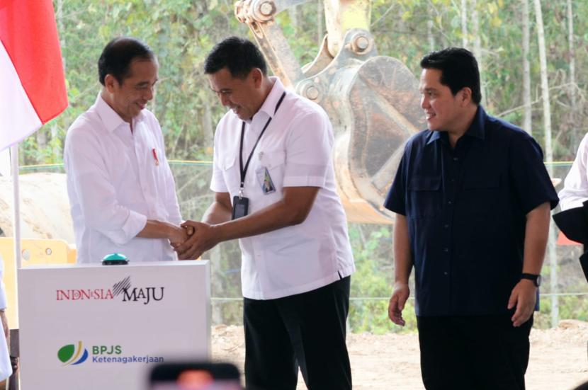 Presiden Joko Widodo melakukan groundbreaking Kantor Pusat BPJS Ketenagakerjaan di kawasan Ibu Kota Negara (IKN) Nusantara, Provinsi Kalimantan Timur, Kamis (2/11/2023). 