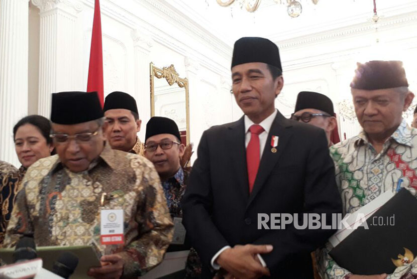 Presiden Joko Widodo melakukan konferensi pers terkait Perpres Lima Hari Sekolah di Istana Negara, Rabu (6/9).