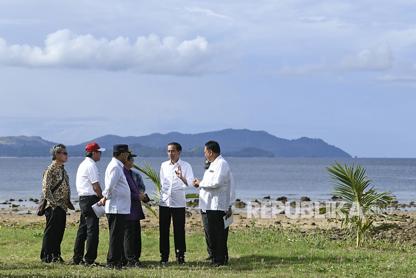 Presiden Joko Widodo melakukan kunjungan ke Kawasan Ekonomi Khusus Tanjung Pulisan, Likupang, Kabupaten Minahasa Utara, Sulawesi Utara, Kamis (4/7/2019). 
