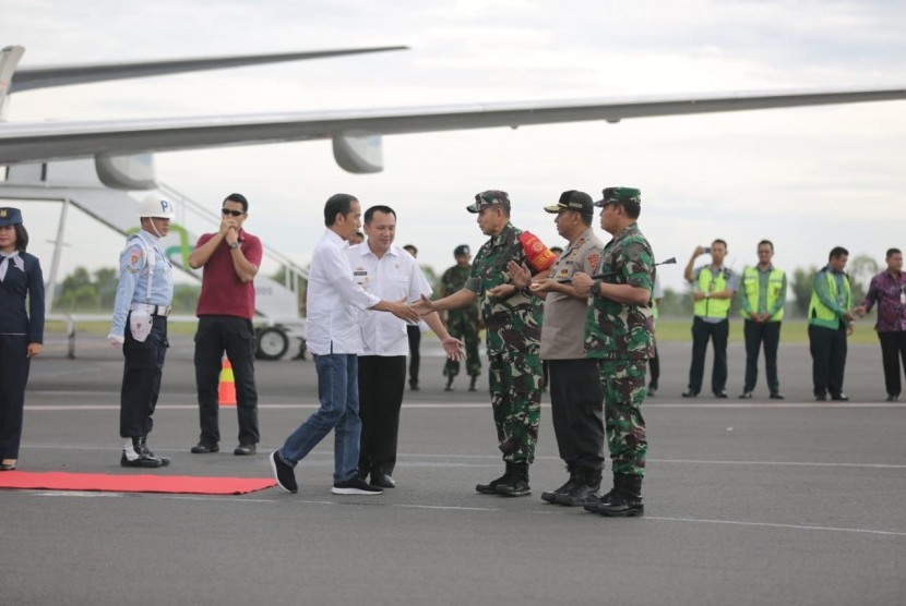 Presiden Joko Widodo melakukan kunjungan kerja ke lokasi bencana tsunami di Lampung, Rabu (2/1).