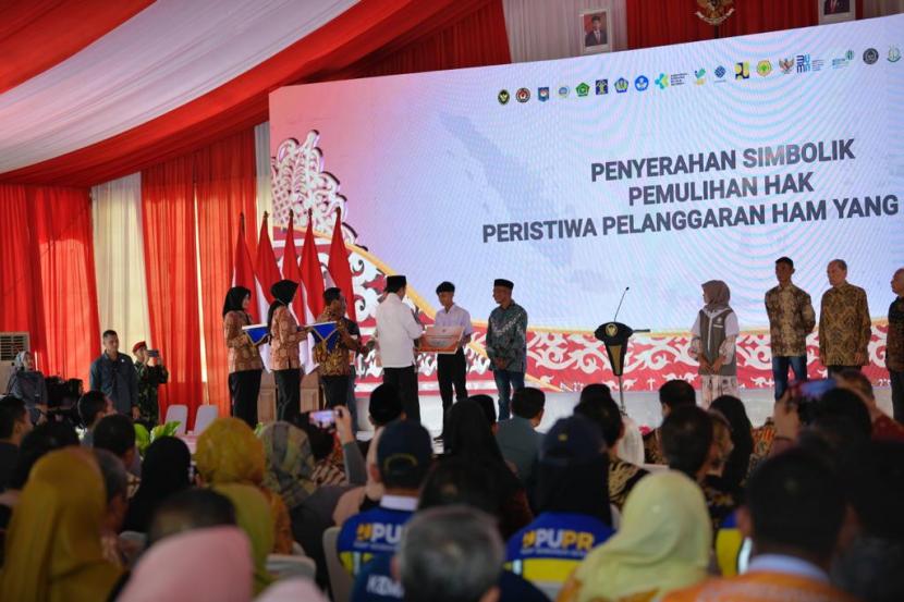Presiden Joko Widodo melakukan peluncuran program yang ditujukan bagi 12 lokasi peristiwa pelanggaran HAM berat di Indonesia, di Kabupaten Pidie, Aceh, Selasa (27/6).
