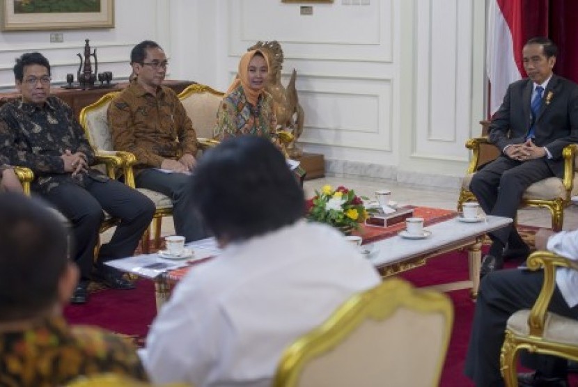 Presiden Joko Widodo melakukan pertemuan dengan pimpinan Kelompok Kerja Gambut UGM untuk membahas pengelolaan lahan gambut secara berkelanjutan, Selasa (3/11)