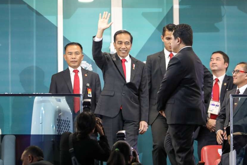 Presiden Joko Widodo melambaikan tangan ke arah penonton saat pembukaan Asian Games ke-18 tahun 2018 di Stadion Utama Gelora Bung Karno , Senayan, Jakarta, Sabtu (18/8). 