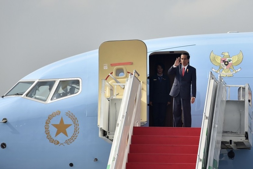 Presiden Joko Widodo melambaikan tangan sebelum bertolak ke Eropa di Bandara Halim Perdanakusuma Jakarta, Minggu (17/4). Presiden Joko Widodo bersama sejumlah menteri Kabinet Kerja bertolak ke Jerman, Inggris, Belgia, dan Belanda dalam rangka memenuhi unda
