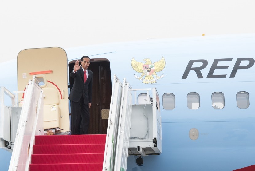 Presiden Joko Widodo melambaikan tangan sebelum memasuki pesawat kepresidenan di Bandara Internasional Halim Perdanakusumah, Jakarta, Jumat (11/9). 