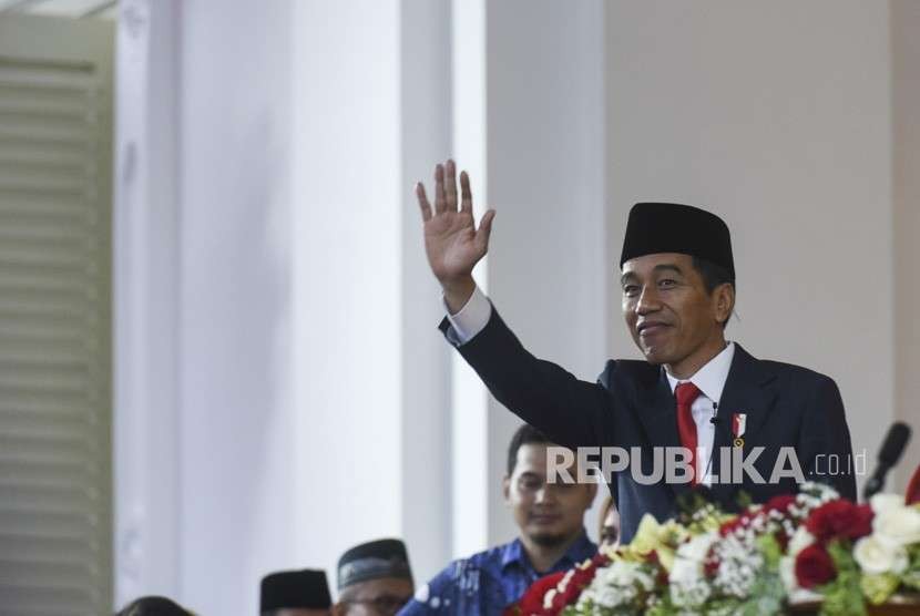 Presiden Joko Widodo melambaikan tangan seusai Upacara Penurunan Bendera HUT ke-73 RI di Istana Merdeka, Jakarta, Jumat (17/8). 