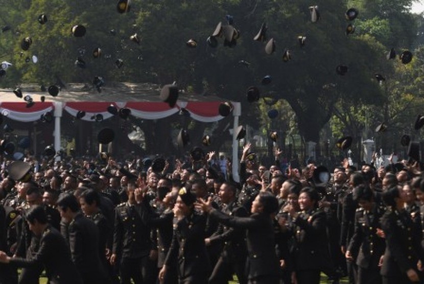 Presiden Joko Widodo melantik 781 perwira TNI-Polri yang terdiri atas 259 perwira TNI AD, 117 perwira TNI AL, 99 perwira TNI AU dan 306 perwira Polri. 