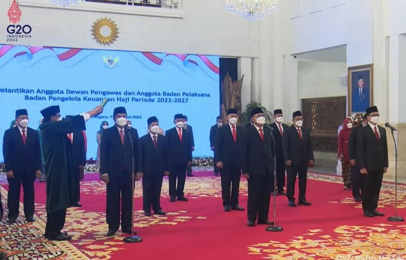 Presiden Joko Widodo melantik dan mengambil sumpah jabatan Anggota Dewan Pengawas dan Anggota Badan Pelaksana Badan Pengelola Keuangan Haji (BPKH) masa jabatan tahun 2022-2027.
