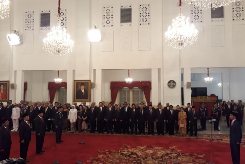 Presiden Joko Widodo melantik dua menteri, satu anggota Watimpres, dan KSAU di Istana Negara, Rabu (17/1).