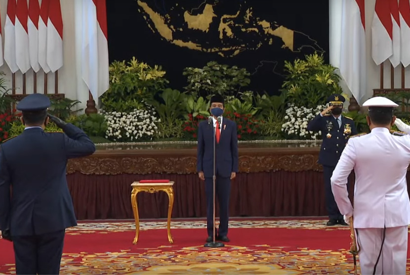 Presiden Joko Widodo melantik Kepala Staf TNI Angkatan Laut (KSAL) Laksdya Yudo Margono dan Kepala Staf TNI Angkatan Udara (KSAU) Marsdya Fadjar Prasetyo, di Istana Negara, Rabu (20/5). 