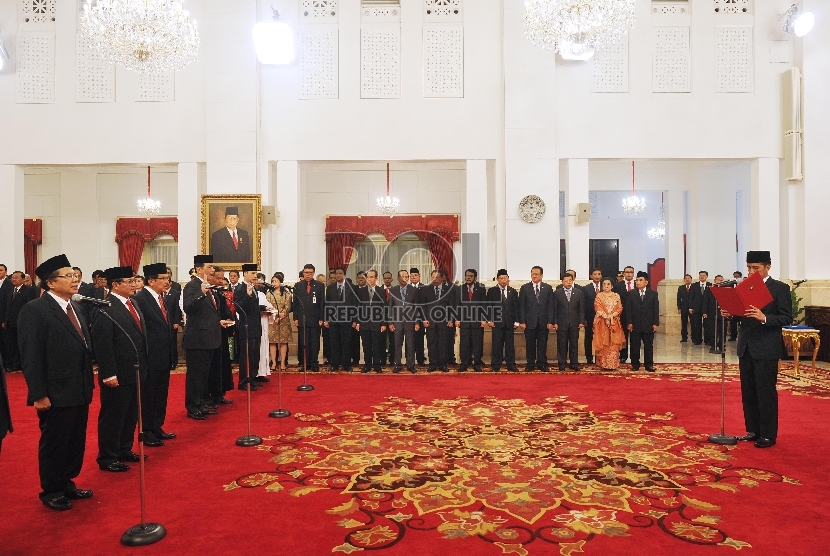 Presiden Joko Widodo melantik menteri kabinet baru di Istana Negara, Rabu (12/8). 