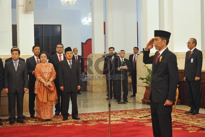Presiden Joko Widodo melantik menteri kabinet baru di Istana Negara, Rabu (12/8). 