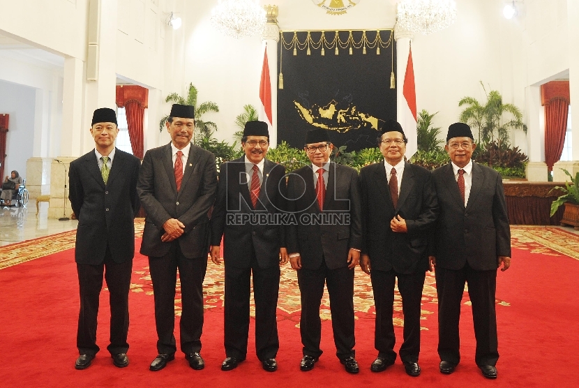  Presiden Joko Widodo melantik menteri kabinet baru hasil reshuffle di Istana Negara, Jakarta, Rabu (12/8).   (Republika/Edwin Dwi Putranto)