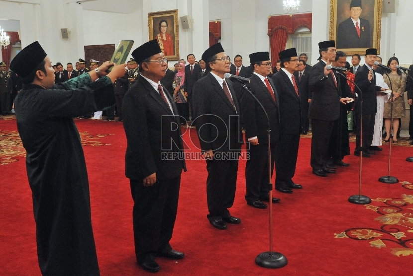  Presiden Joko Widodo melantik menteri kabinet baru hasil reshuffle di Istana Negara, Jakarta, Rabu (12/8).   (Republika/Edwin Dwi Putranto)