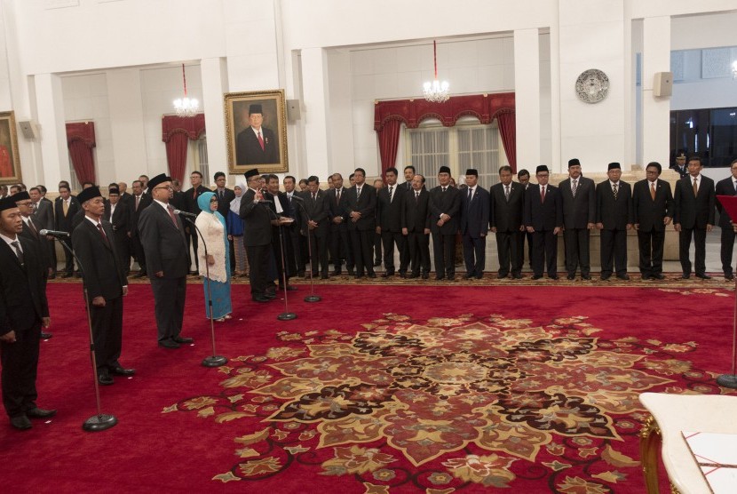 Presiden Joko Widodo melantik para komisioner KPU dan anggota Bawaslu terpilih dalam pelantikan Komisioner KPU dan Anggota Bawaslu di Istana Negara, Jakarta, Selasa (11/4). 