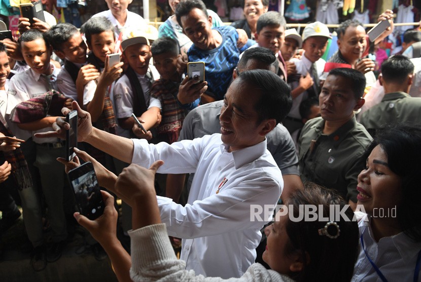 Presiden Joko Widodo melayani ajakan swafoto warga saat meninjau Pasar Onan Baru di Samosir, Sumut (ilustrasi)