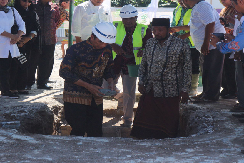 Presiden Joko Widodo meletakkan batu pertama sebagai tanda dimulainya pembangunan kembali atau rekonstruksi Masjid At Taqarrub di Trienggadeng, Pidie Jaya, Kamis (15/12). 