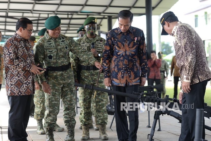  Presiden Joko Widodo melihat Alutsista saat kunjungan di Markas Komando Infanteri Kostrad TNI AD , Cilodong, Jawa Barat, Rabu (16/11). 