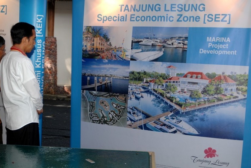 Presiden Joko Widodo melihat maket pengembangan Kawasan Ekonomi Khusus (KEK) Pariwisata Tanjung Lesung, di Desa Tanjung Jaya, Pandeglang, Banten, Senin (23/2).