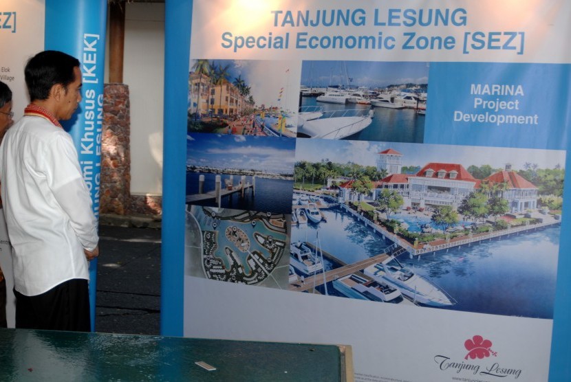 Presiden Joko Widodo melihat maket pengembangan Kawasan Ekonomi Khusus (KEK) Pariwisata Tanjung Lesung, di Desa Tanjung Jaya, Pandeglang, Banten. (Ilustrasi)