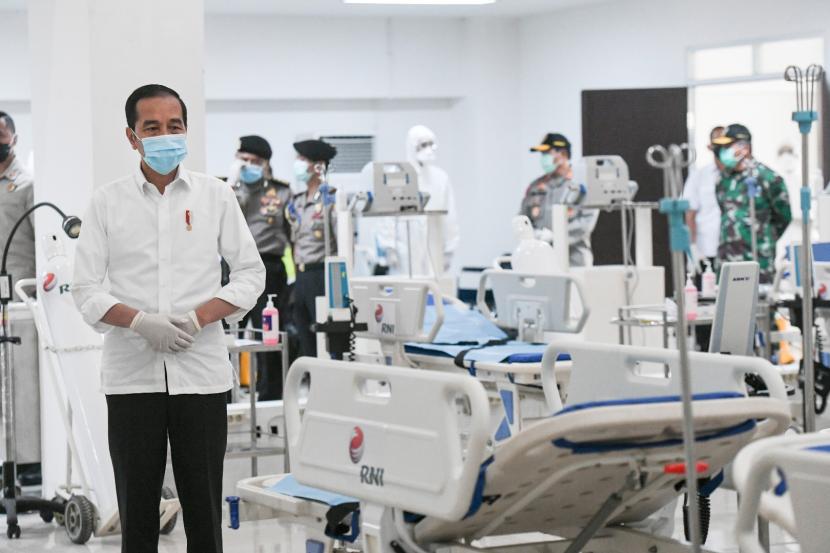 Presiden Joko Widodo melihat peralatan medis di ruang IGD saat meninjau Rumah Sakit Darurat Penanganan COVID-19 Wisma Atlet Kemayoran, Jakarta, Senin (23/3/2020).