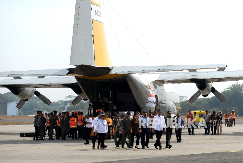 Presiden Joko Widodo melihat persiapan pengiriman bantuan kemanusiaan untuk pengungsi Rohingya di Pangkalan TNI AU, Bandara Halim Perdanakusumah, Jakarta, Rabu (13/9).