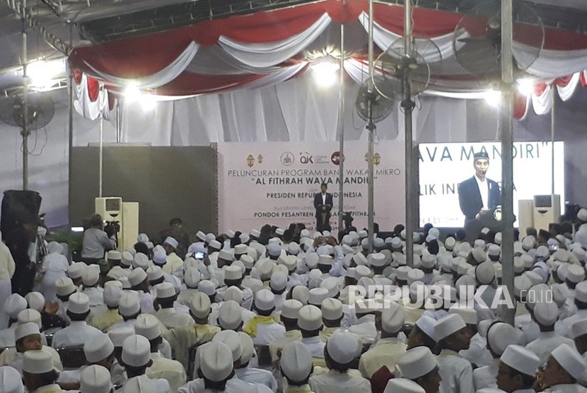 Presiden Joko Widodo meluncurkan Bank Waqaf Mikro di Pesantren Assalafi Al Fitrah, di Gresik, Jawa Timur, Jumat (9/3).