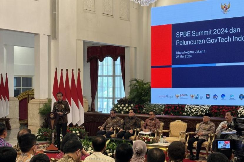 Presiden Joko Widodo meluncurkan platform digital untuk layanan publik terintegrasi INA Digital di Istana Negara, Jakarta, pada Senin (27/5/2024). (ANTARA/