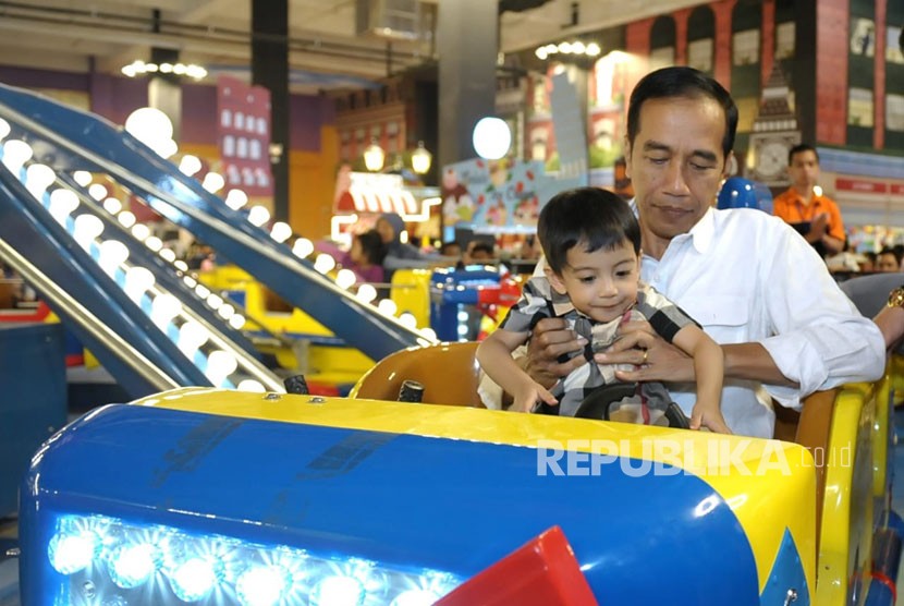 President Joko Widodo plays with his first grandson during Eid al-Fitr holidays at amusement park at Transmart Yasmin, Bogor, West Java, Monday (June 18). 