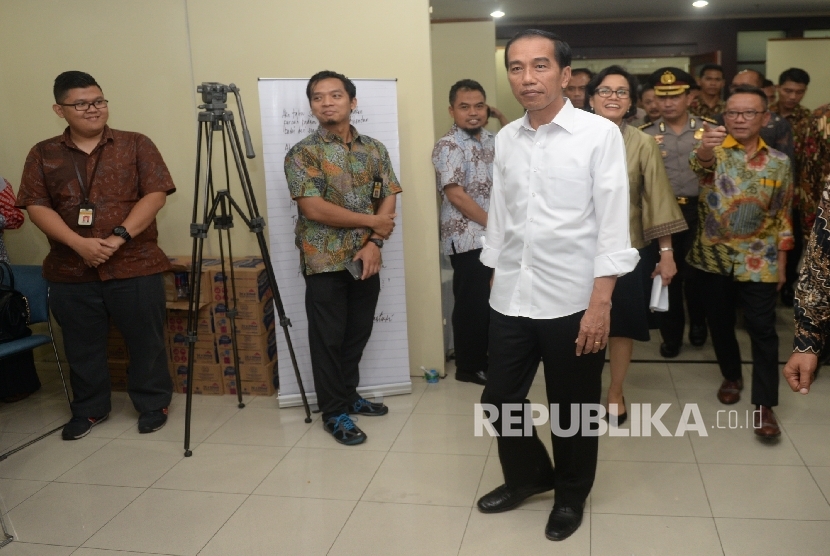 Presiden Joko Widodo memantau pelayanan penerimaan laporan daftar kekayaan wajib pajak pada hari terakhir Program Tax Amnesty di Dirjen Pajak Pusat, Jakarta, Jumat (30/9). 