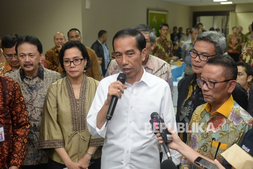 Presiden Joko Widodo memantau pelayanan penerimaan laporan daftar kekayaan wajib pajak pada hari terakhir Program Tax Amnesty di Dirjen Pajak Pusat, Jakarta, Jumat (30/9). 