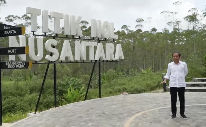 Presiden Joko Widodo memantau pembangunan infrastruktur kawasan Ibu Kota Nusantara (IKN), di Kabupaten Penajam Paser Utara, Provinsi Kalimantan Timur.