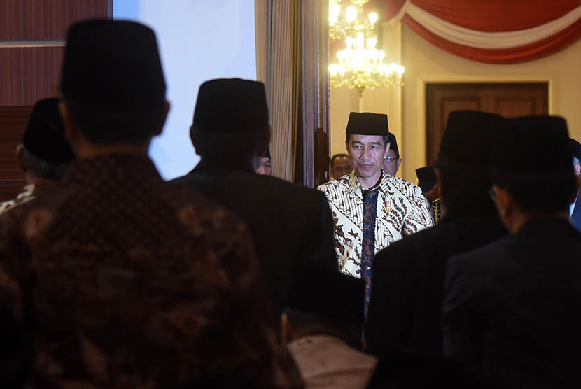  Presiden Joko Widodo memasuki area pembukaaan Munas MUI ke-9 di Grahadi, Surabaya, Jawa Timur, Selasa (25/8).  (Antara/Zabur Karuru)