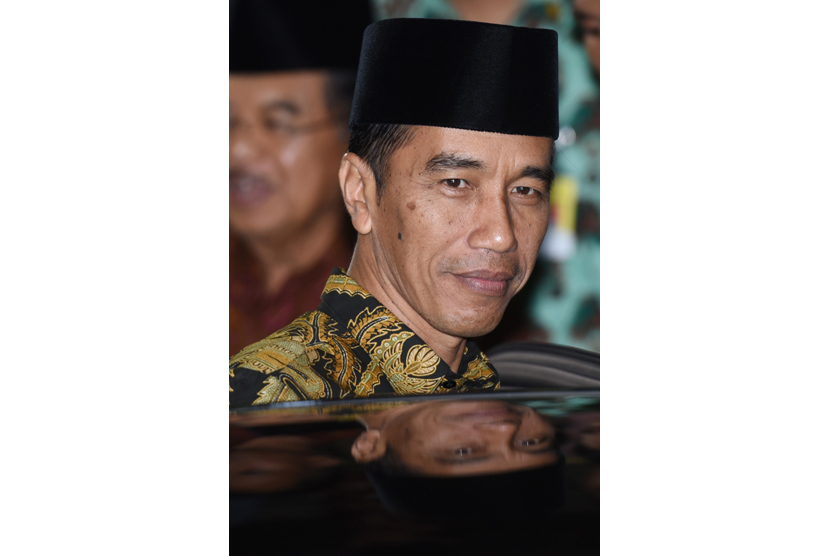  Presiden Joko Widodo memasuki mobil seusai menghadiri buka puasa bersama di Gedung KPK, Jakarta, Kamis (9/7).